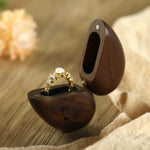 boîte bijoux forme cœur bois gravure classique romantique marron foncé anneaux mariage