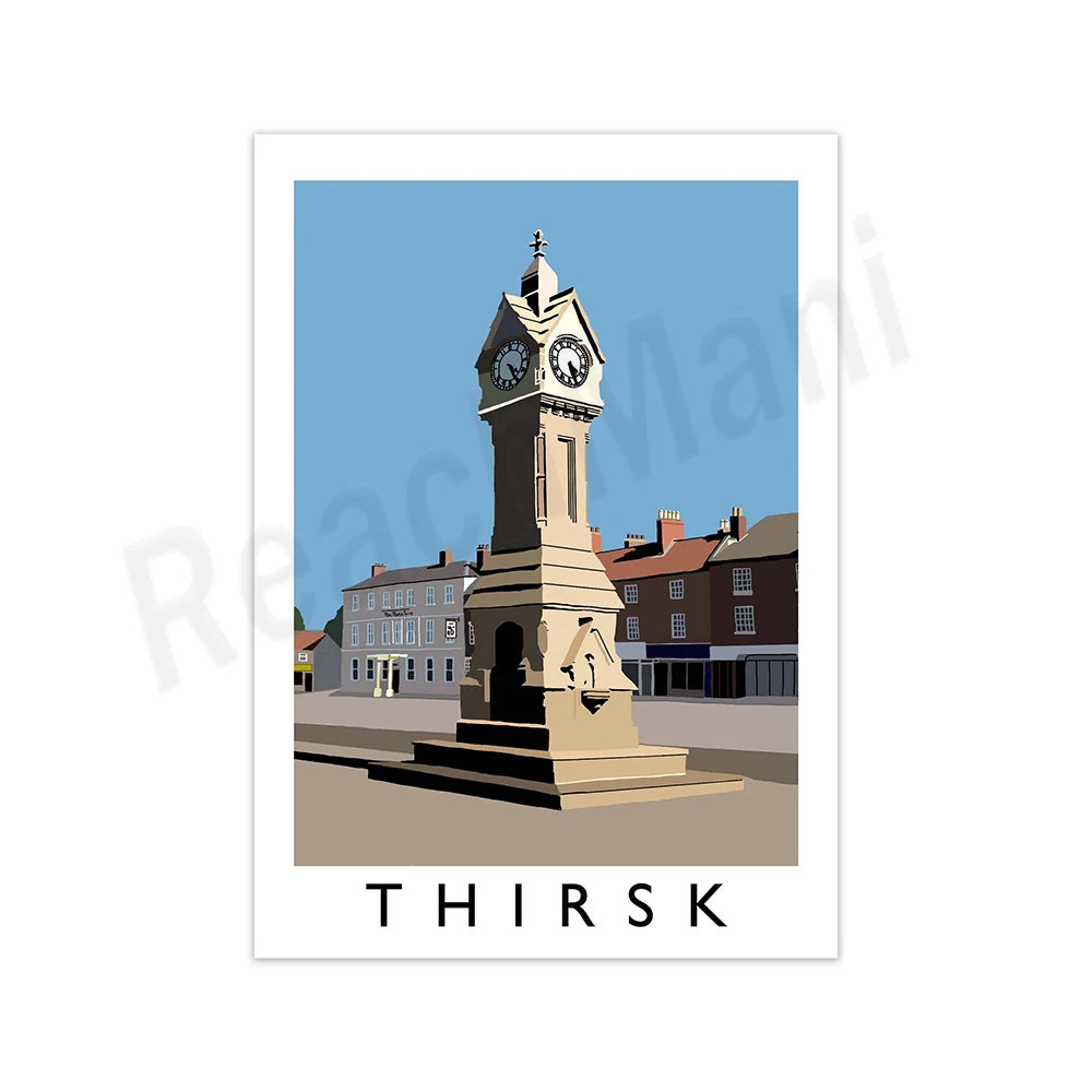 L'image montre une tour d'horloge dans un centre-ville historique, avec des bâtiments anciens à l'arrière-plan.