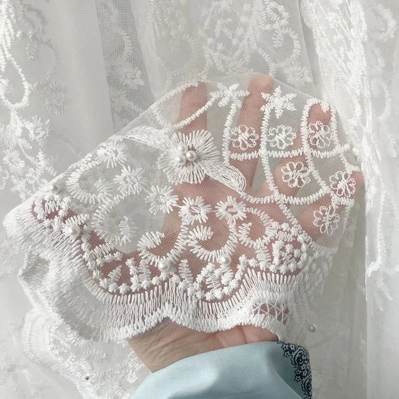 Rideau blanc perle dans un salon élégamment décoré