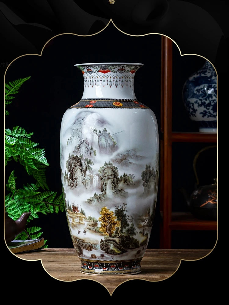 Un magnifique vase en porcelaine blanche avec une scène de paysage montagneux peinte délicatement.