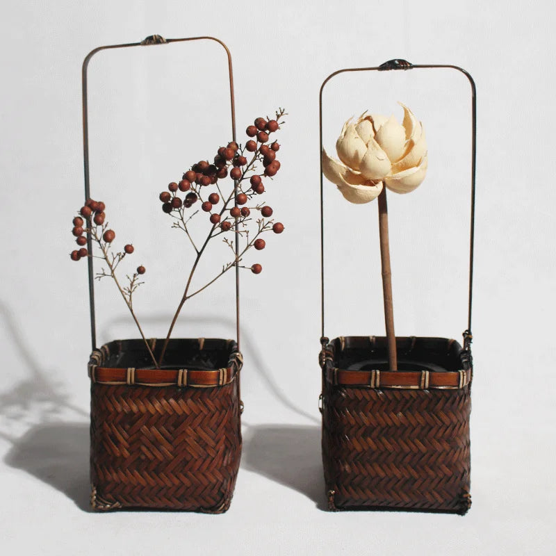 panier osier tressé artisanal vintage rustique marron clair fleur blanche branches séchées baies marron