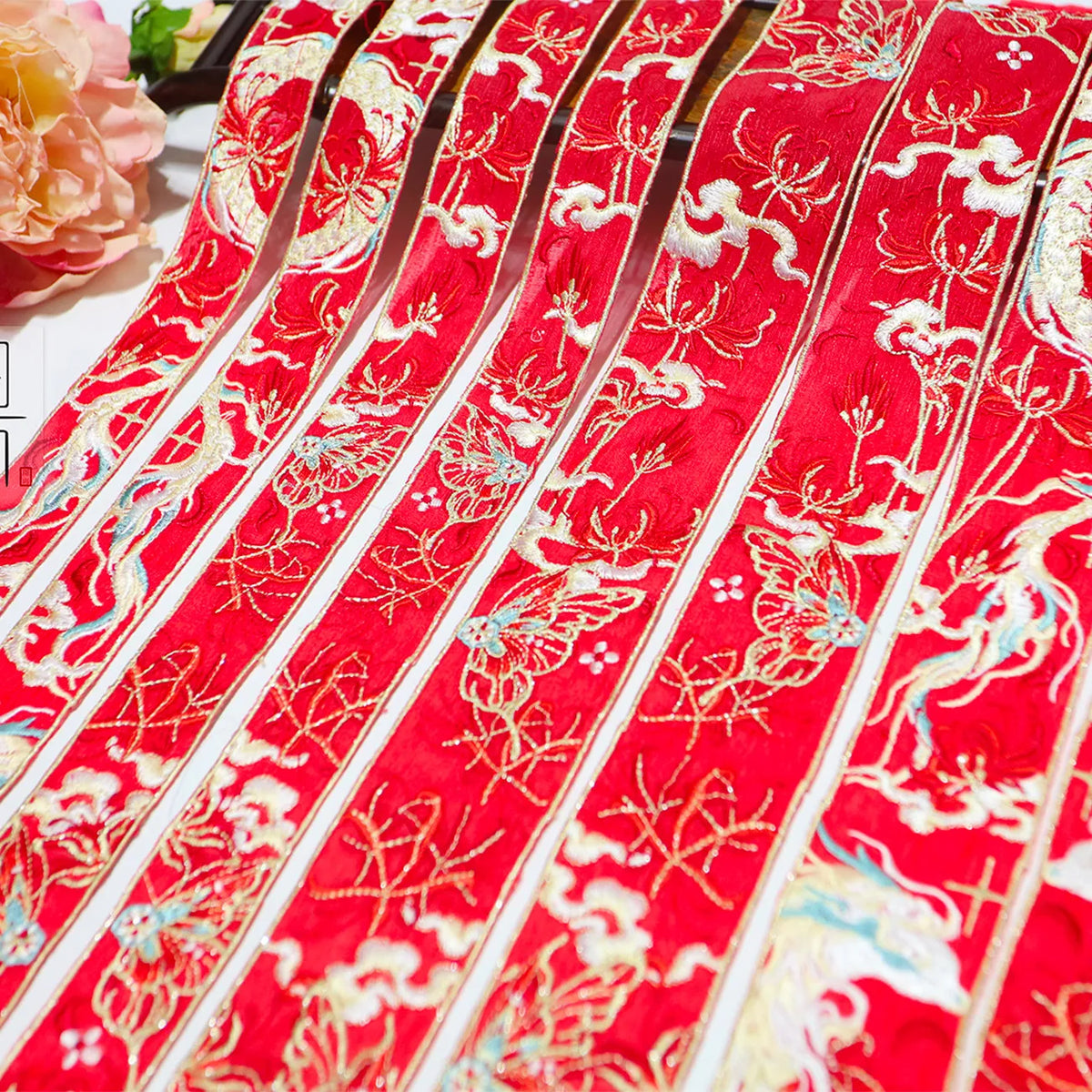 ruban décoratif artisanal dragon stylisé fleurs motifs floraux rouge noir blanc doré