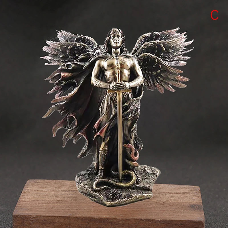 figurines anges ailes plumeuses bronze patiné symbolique épée serpent religieux spiritualité