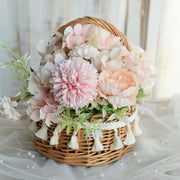 beau panier osier tressé fleurs artificielles pompons couleur rose blanc bohèmeintérieur