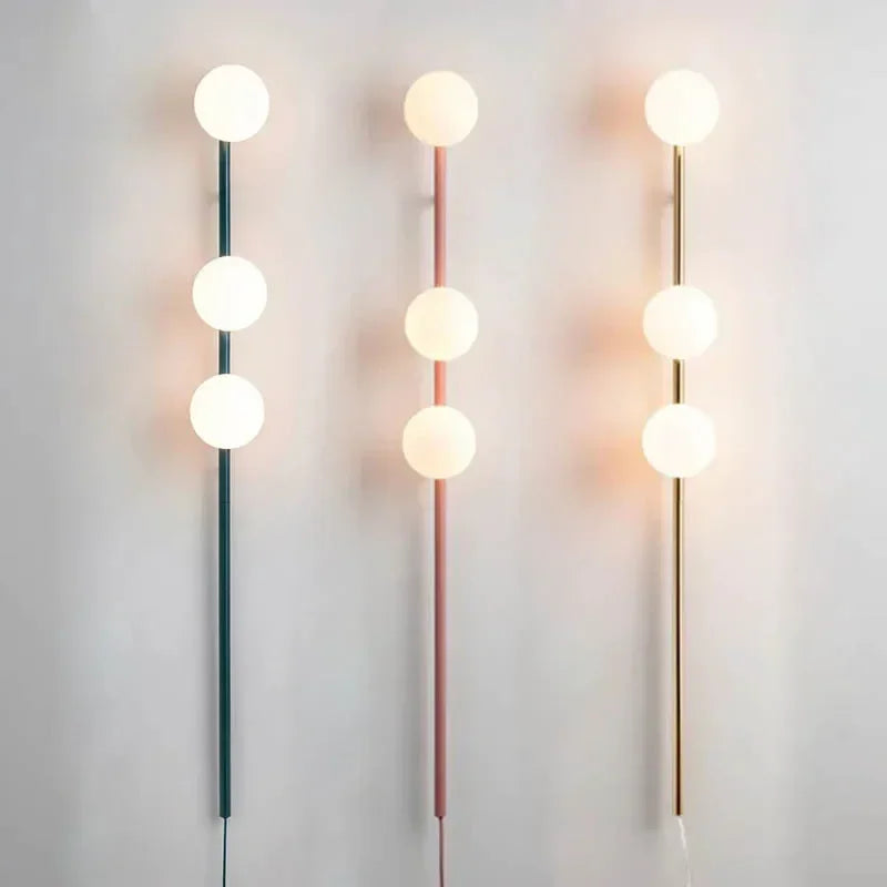 Applique murale LED moderne avec boule de verre ronde et prise de câble intégrée