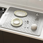 tapis cuisine silicone gris rayures ondulées moderne antidérapant assiettes cuillères verres bols