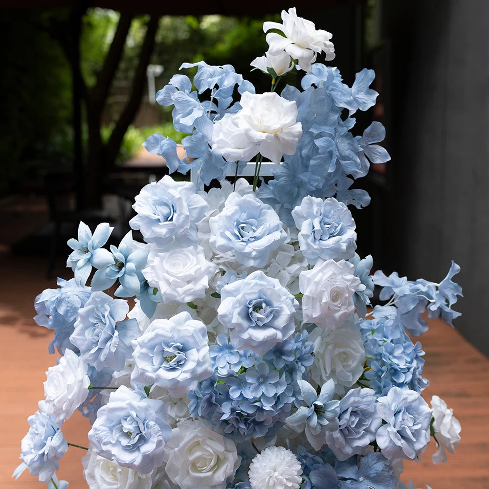 Décoration d'anniversaire avec fleurs artificielles bleues et blanches