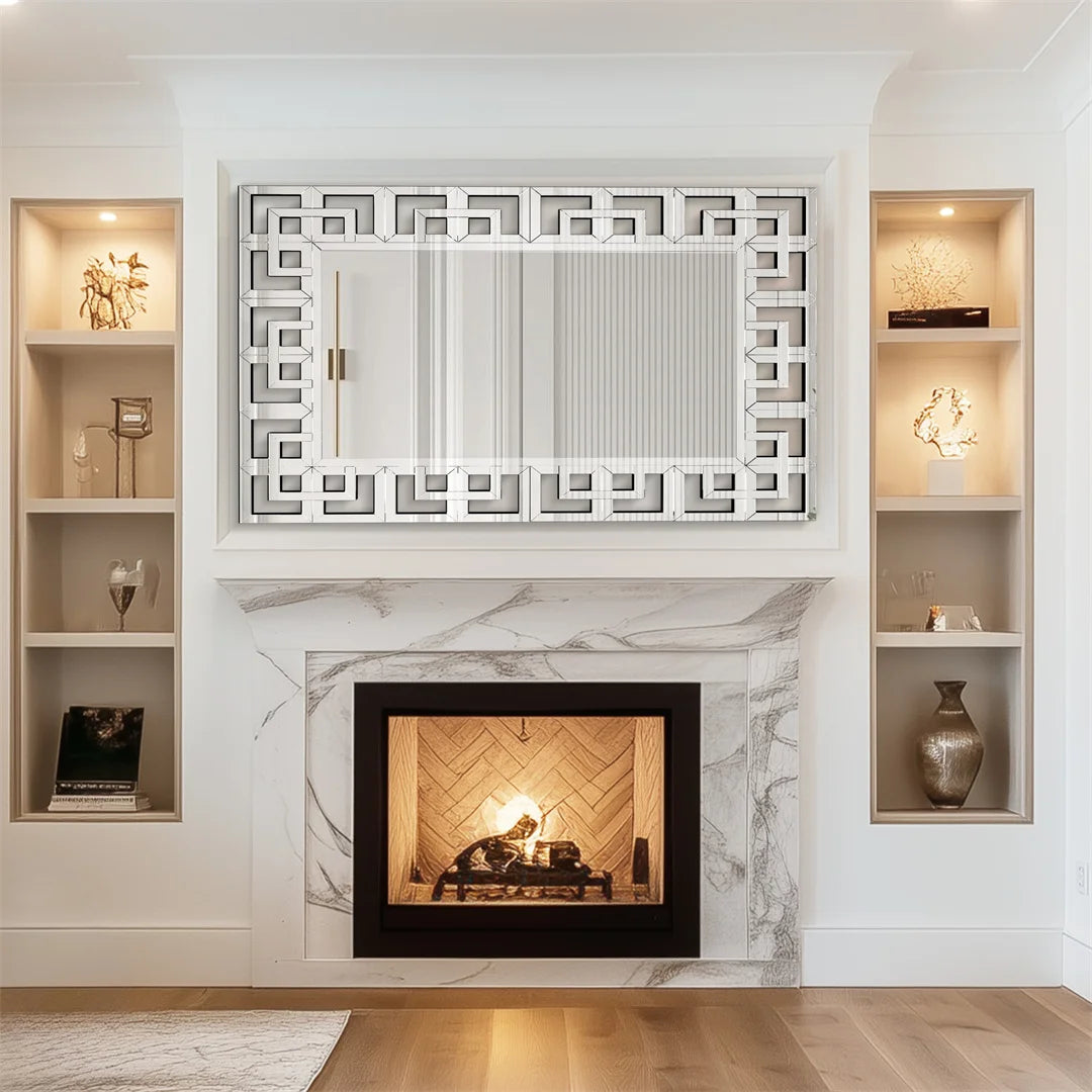 Un décor moderne et élégant avec une cheminée dans un cadre en pierre et des étagères décoratives autour.
