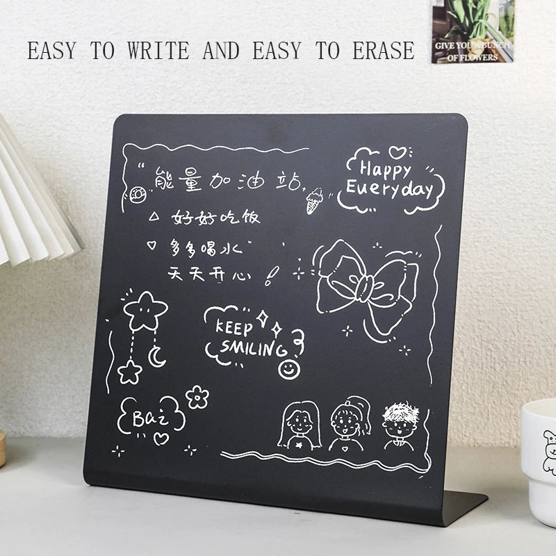 tableau magnétique noir moderne papier listes magnets clips dessins textes blancs minimaliste