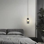 Lampe suspendue grise allumée en ambiance salon