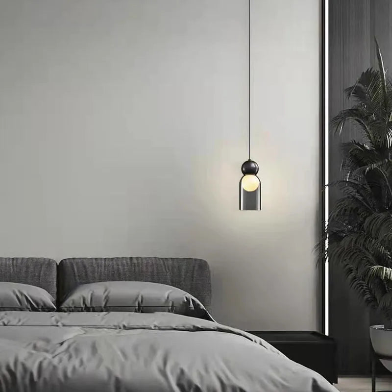 Lampe suspendue grise allumée en ambiance salon