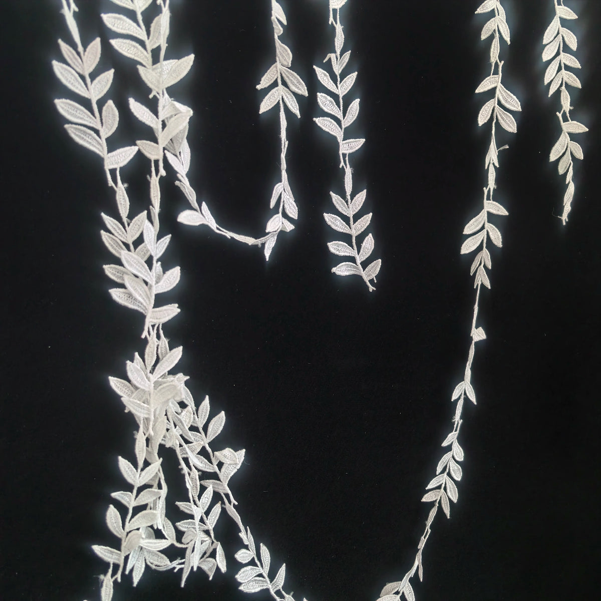 ruban décoratif élégant feuilles stylisées polyester blanc noir soluble eau