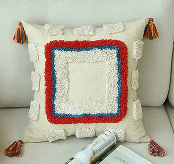 coussins decoratifs boheme ethnique motifs geometriques couleur beige rouge bleu orange rose jaune franges