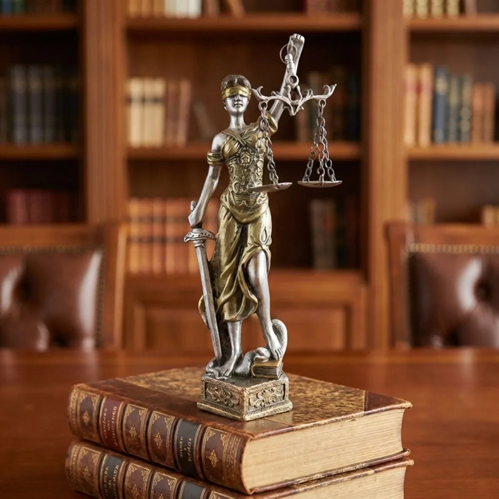 statue déesse justice résine or argent détails sculpturaux classique décoration chambre salon