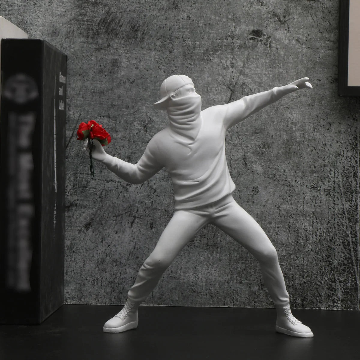 figurine humaine résine lanceur fleurs décoration maison moderne street art blanc noir rouge