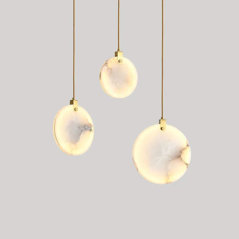 suspension lumineuse moderne marbre blanc gris doré clips métalliques câbles dorés salon chambre