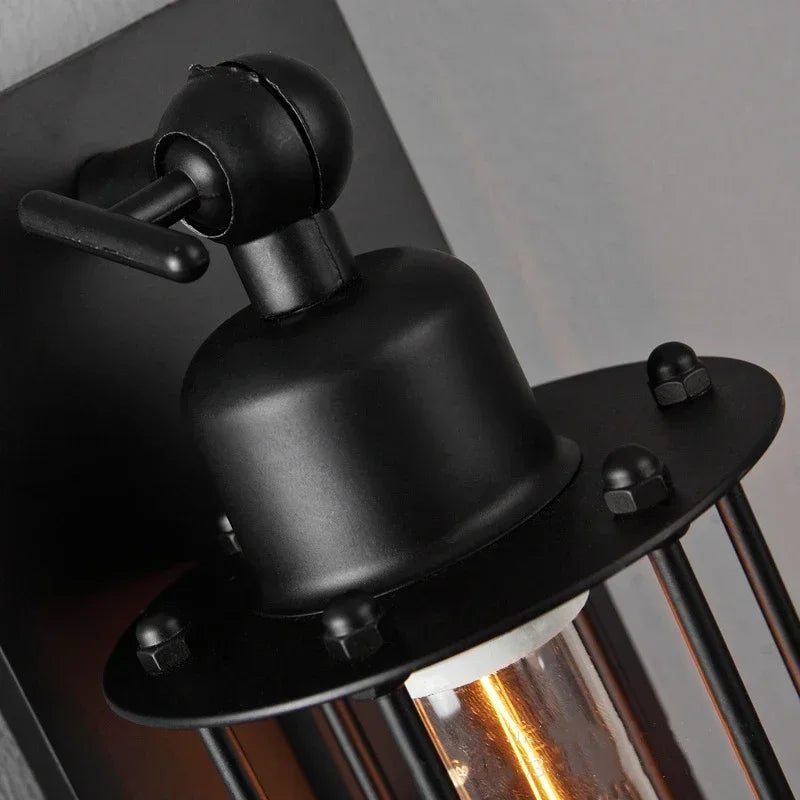 Vue de cote de la lampe montrant sa forme cylindrique et son design retro