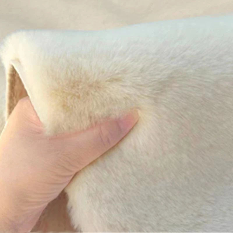 coussin peluche gris clair fourrure synthétique douce moderne poignée cuir beige