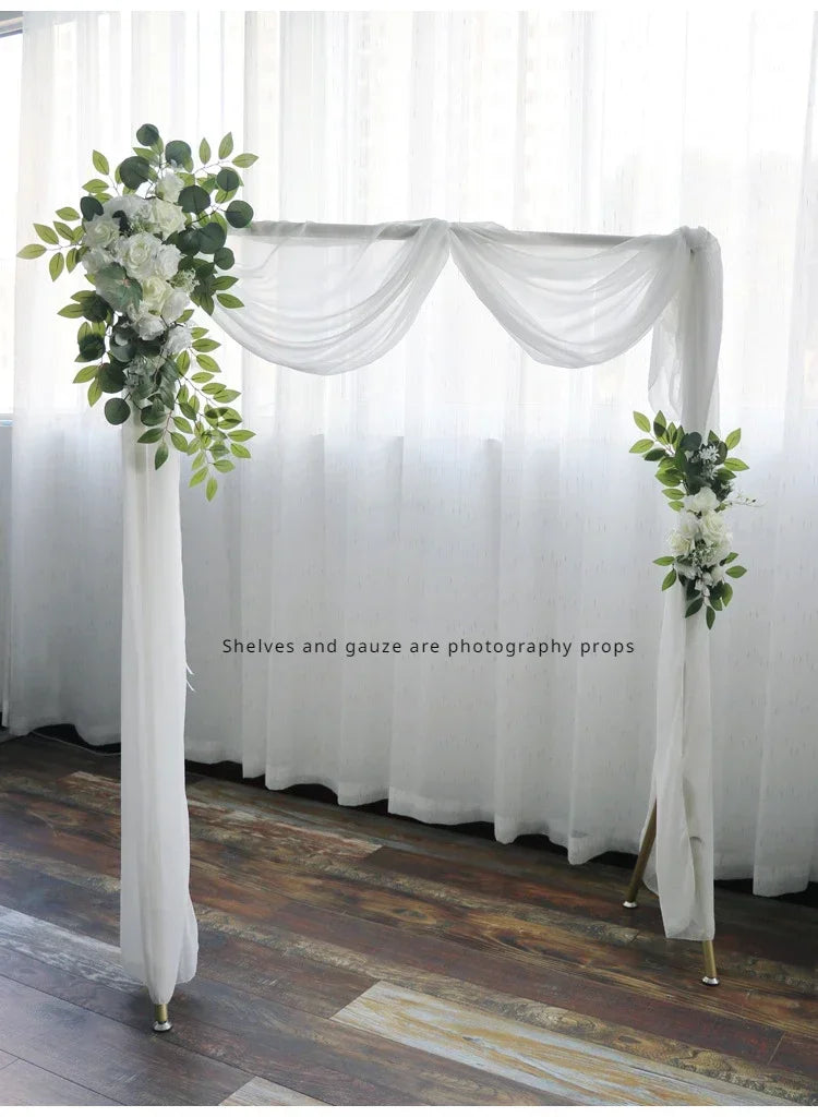 arche decorative mariage fleurs roses blanches feuilles vertes tissu transparent bouquets romantique champetre