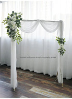 arche decorative mariage fleurs roses blanches feuilles vertes tissu transparent bouquets romantique champetre