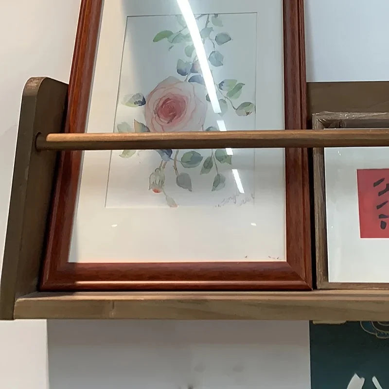 étagères murales bois naturel minimaliste horloge cadre photo vase lunettes plantes chambre salon