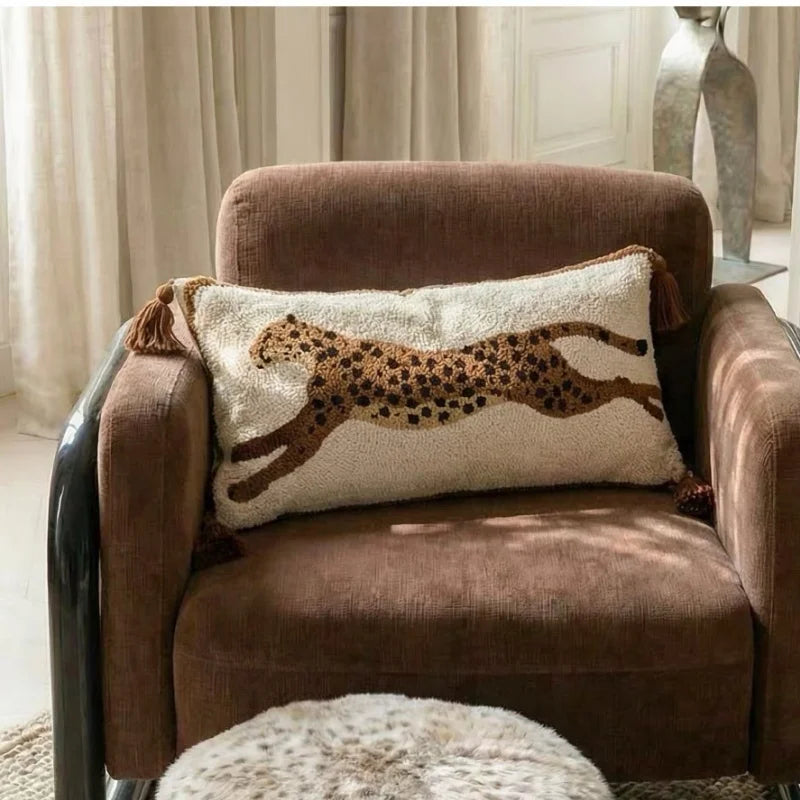 housse coussin lombaire léopard peluche pompons vintage décoration maison lit voiture
