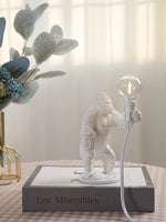 lampe poser moderne or noir ampoule led texture gorille animalier tringle câble noir