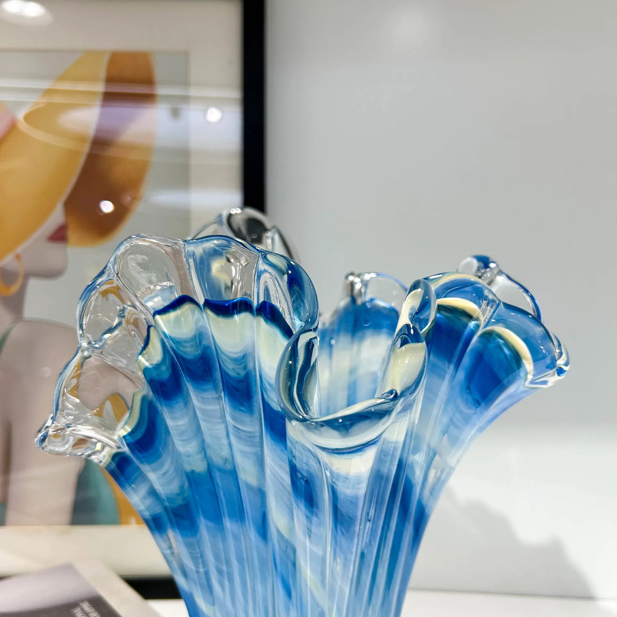 vase moderne bleu rayures horizontales artisanal transparent table décoration maison plateau fruits