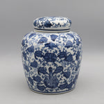 Pot de porcelaine décoré de motifs floraux bleus et blancs sur un fond gris neutre.