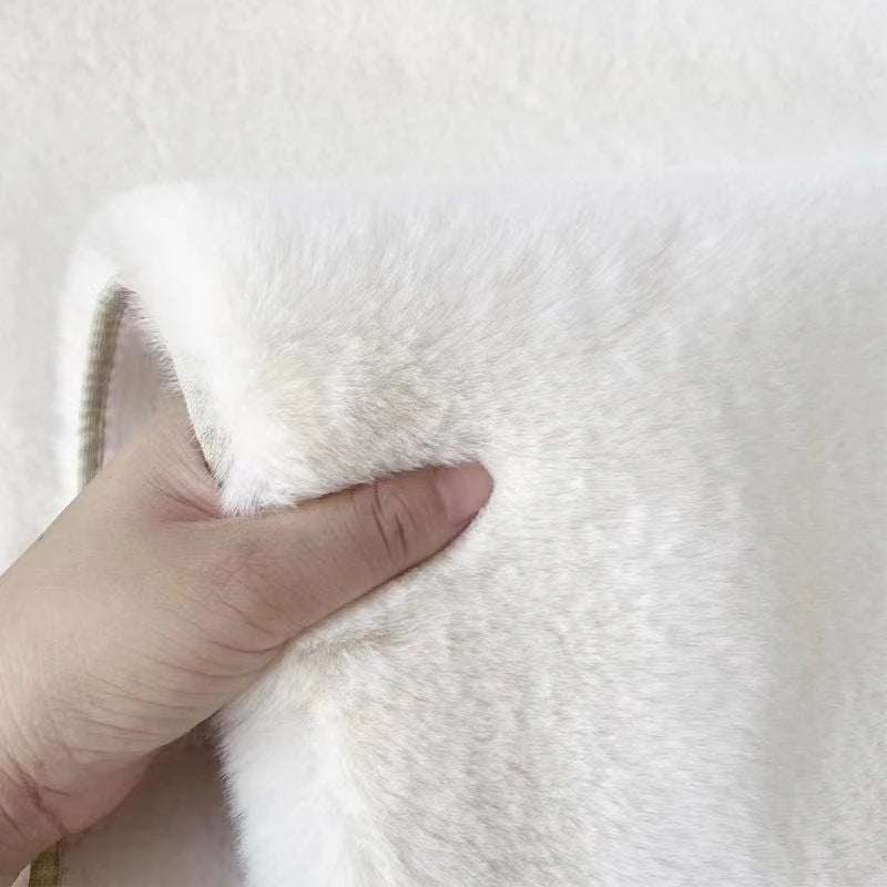 coussin peluche gris clair fourrure synthétique douce moderne poignée cuir beige