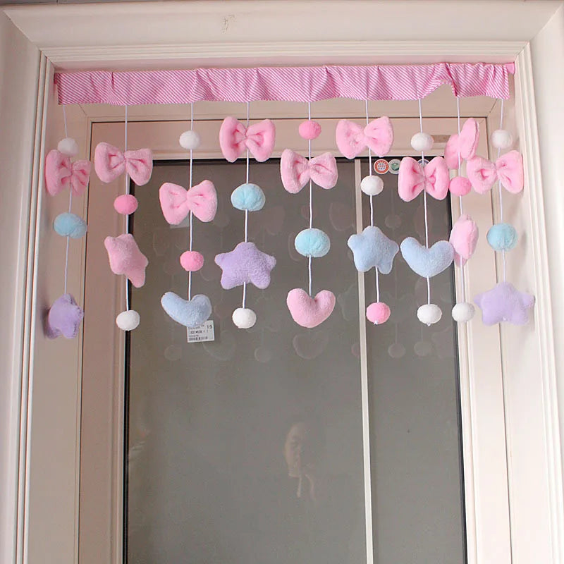 décoration fenêtre porte rose bleu clair étoiles nœuds papillons cœurs pompons semi transparent doux
