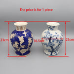 Deux vases décorés de motifs floraux et botaniques, l'un de couleur bleue et l'autre blanc avec un motif de fleurs de cerisier.