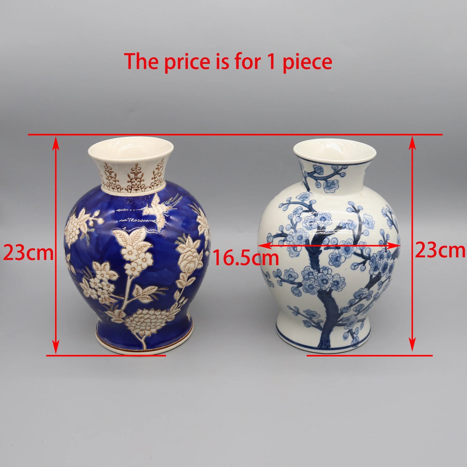 Deux vases décorés de motifs floraux et botaniques, l'un de couleur bleue et l'autre blanc avec un motif de fleurs de cerisier.