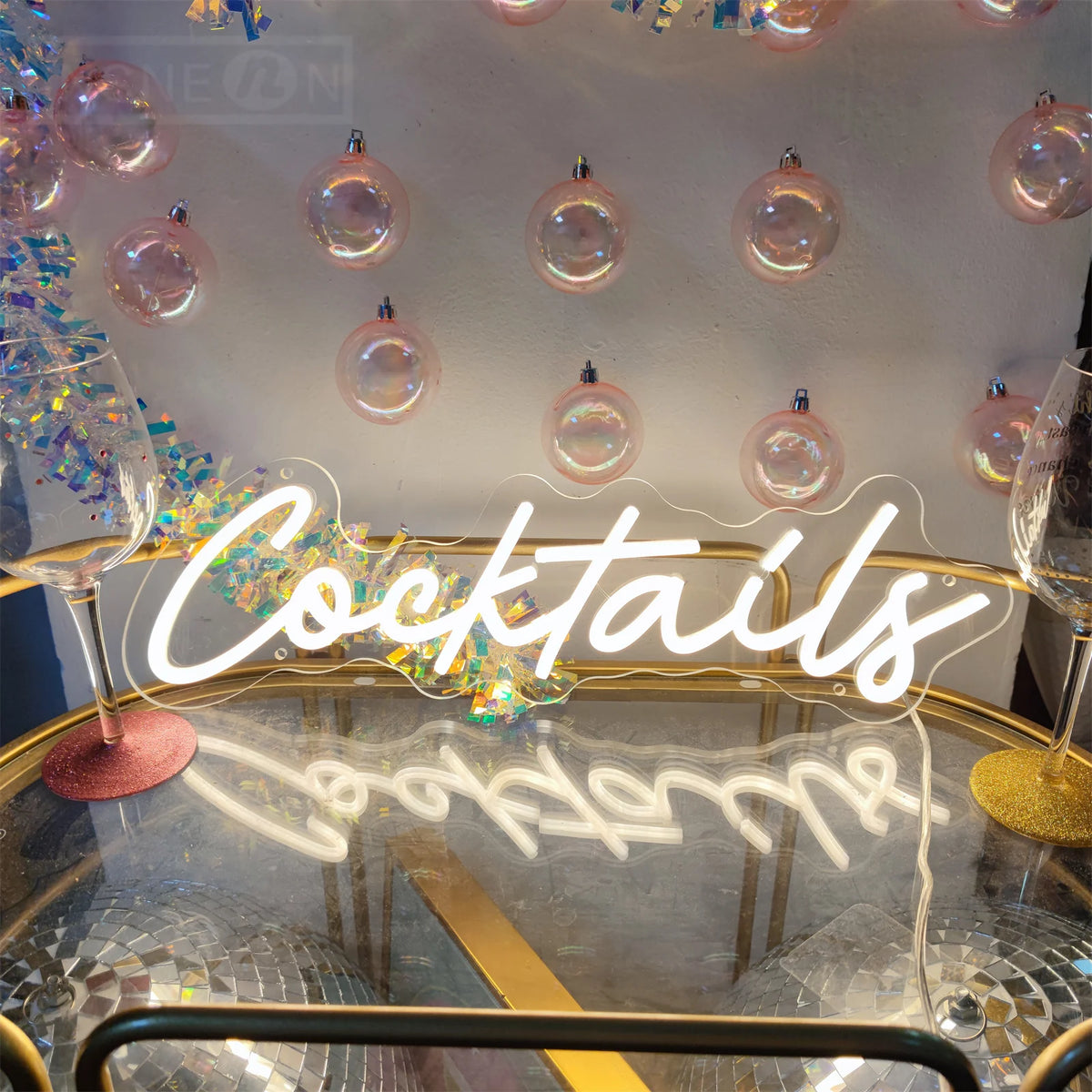 enseigne lumineuse cocktails néon blanc lettrage stylisé décoration intérieure bar pub magasin bière USB