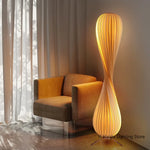 Lampe sur pied en bois style japonais dans une chambre cocooning