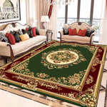 Un élégant tapis persan vert foncé avec des motifs floraux dorés et rouges, complétant parfaitement le salon luxueux avec ses meubles de style classique.