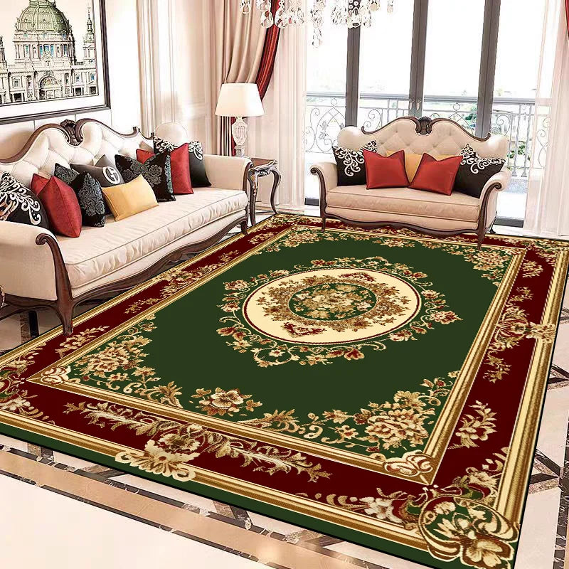 Un élégant tapis persan vert foncé avec des motifs floraux dorés et rouges, complétant parfaitement le salon luxueux avec ses meubles de style classique.