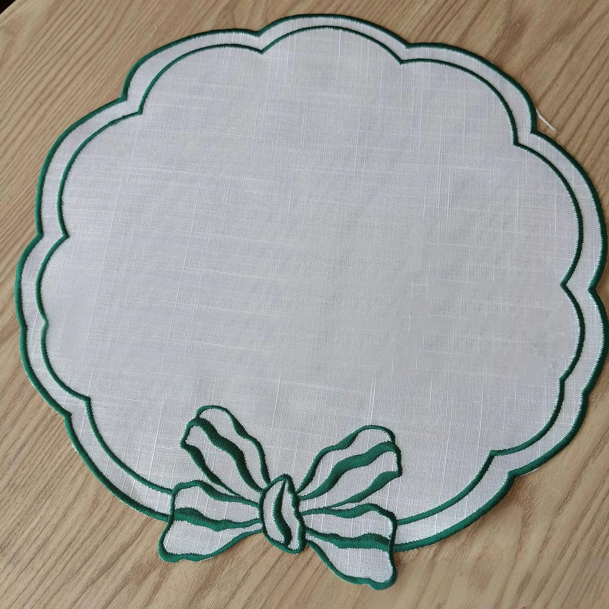 serviettes table brodées rubans blanc bleu vert rouge jaune classiques élégantes lavables réutilisables festives