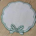 serviettes table brodées rubans blanc bleu vert rouge jaune classiques élégantes lavables réutilisables festives