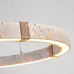 suspension lumineuse moderne fer blanc texture pierre minimaliste chaînes métalliques