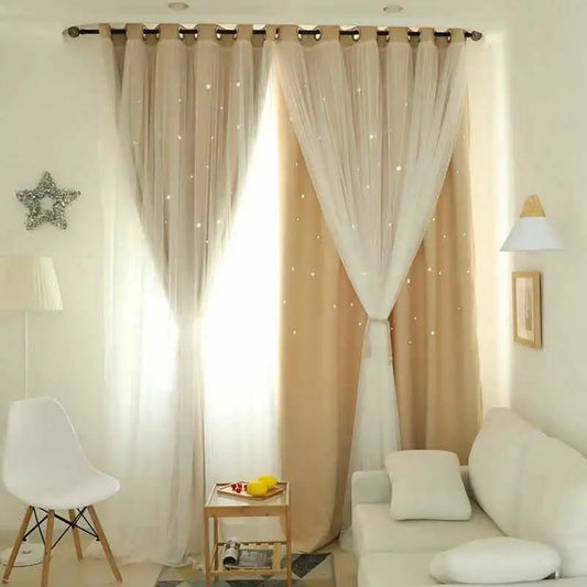 Rideau jaune à double couche avec voilage intégré blanc et finement perforé, dans un salon clair aux meubles blancs et déco minimaliste.