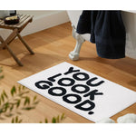 tapis bain antidérapant lettres relief moderne couleur noire blanche bleue rouge jaune rose