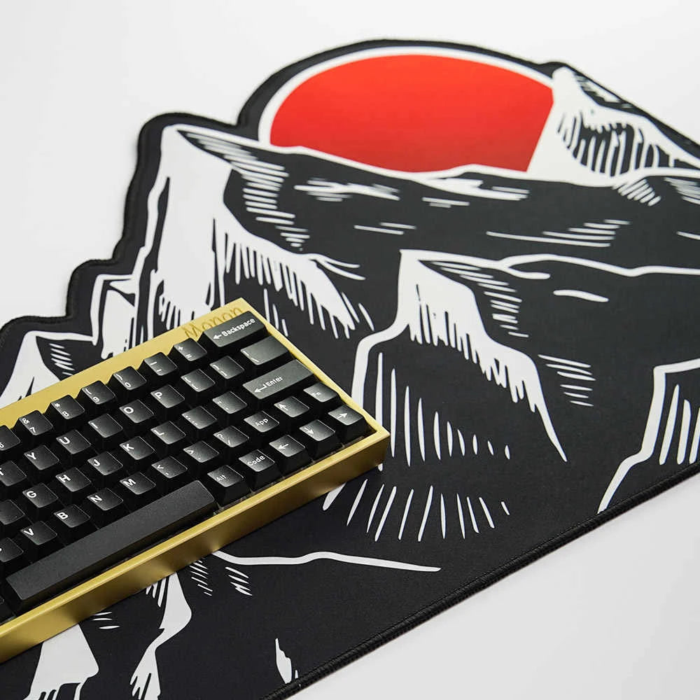 tapis souris noir blanc rouge motif soleil montagnes graphique japon minimaliste gaming workspace élégance