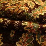 Un tissu décoratif de style oriental, avec des motifs floraux colorés et complexes sur un fond sombre, créant une texture luxueuse et raffinée.