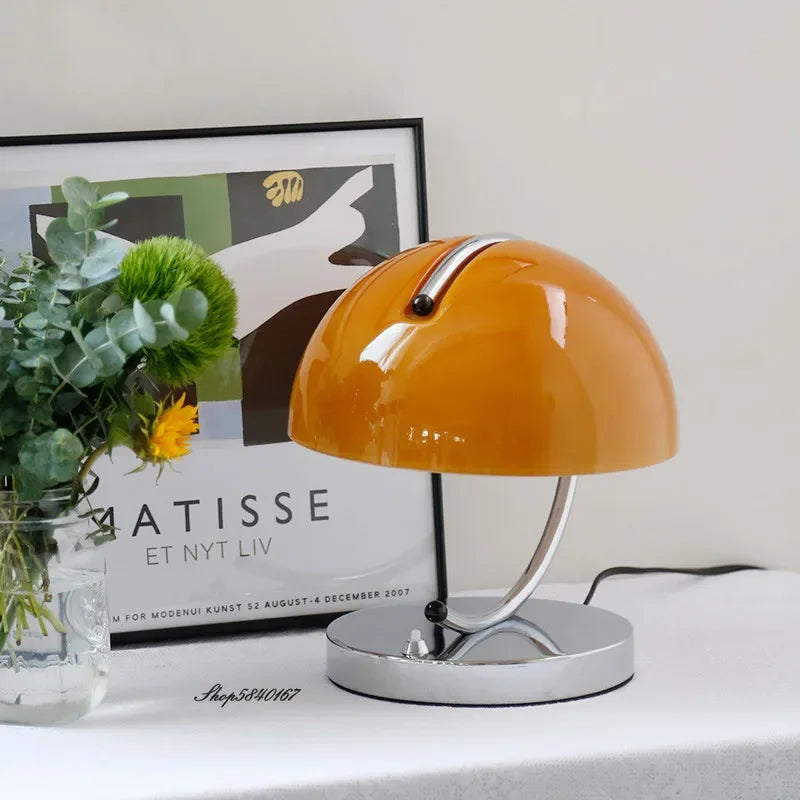 Lampe de chevet design Bauhaus dans une chambre à coucher