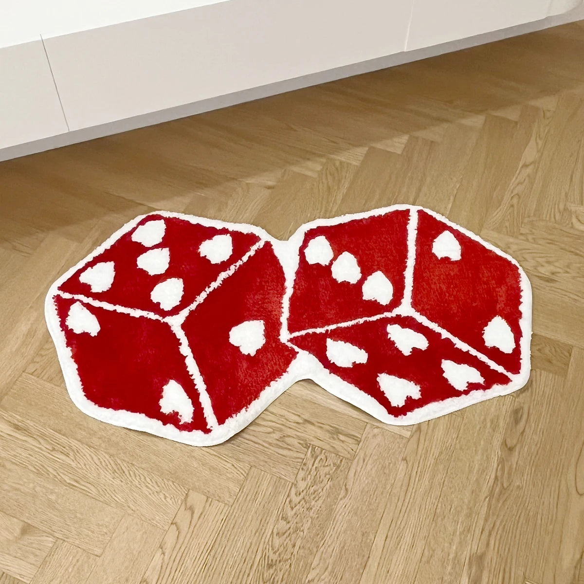 tapis rouge blanc forme dés points animaux compagnie texture poilue décoration ludique intérieur extérieur