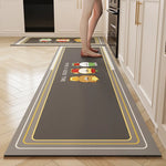 Un tapis de cuisine décoratif avec des dessins de légumes et de fruits colorés sur un fond gris.
