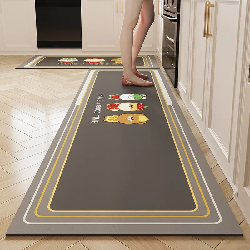 Un tapis de cuisine décoratif avec des dessins de légumes et de fruits colorés sur un fond gris.