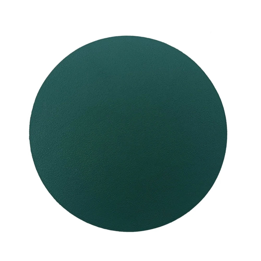 Disque rond de couleur verte foncée.