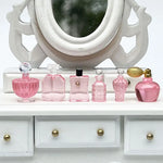 flacons parfum transparents classiques bleu rose capsules dorées